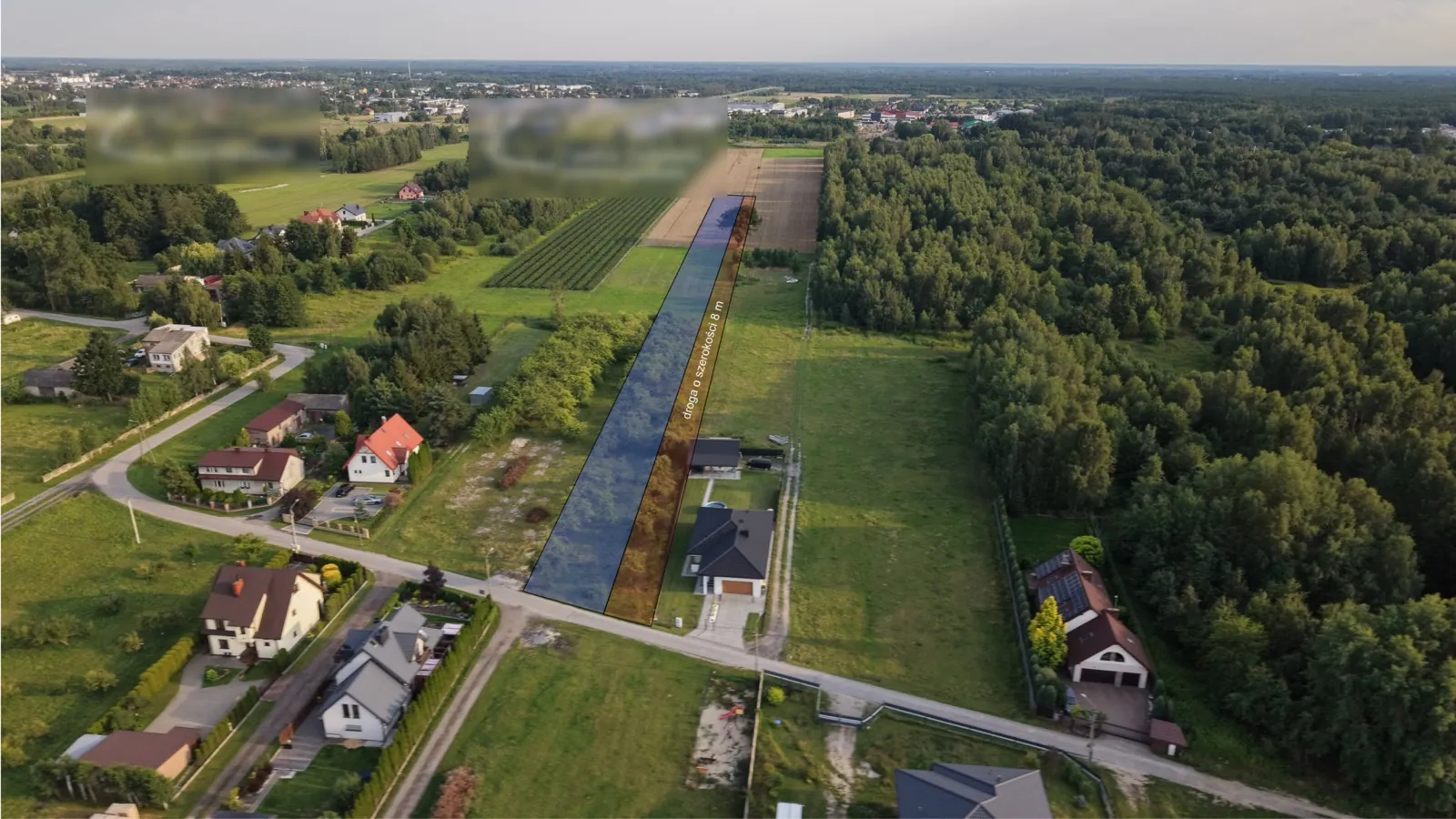 Zdjęcie lotnicze jednej działki z zaznaczoną granicą i drogą dojazdową o szerokości 8 m