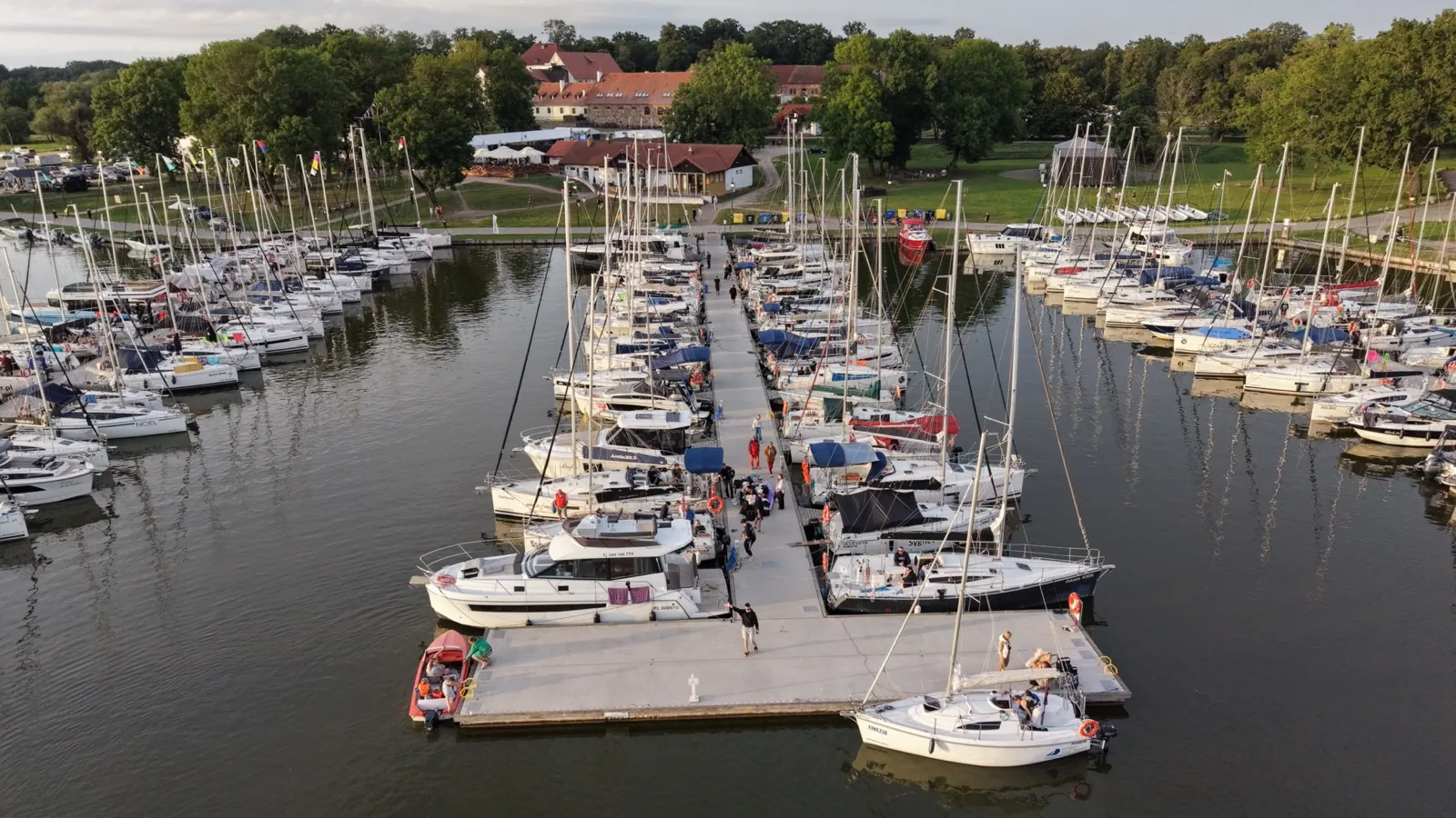 Marina na Mazurach z lotu ptaka: jachty przy pomostach